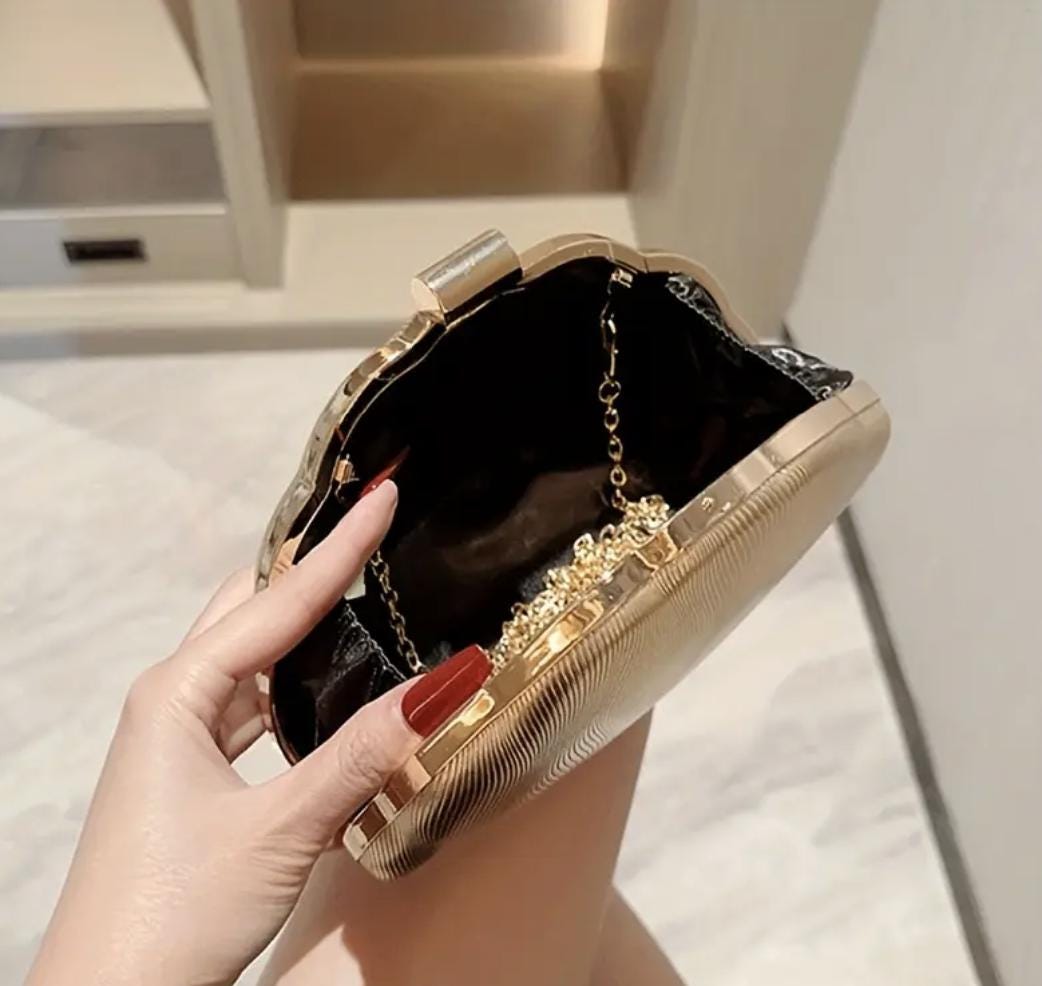 Golden Shell Evening Clutch: Metallic Party Handbag with Chain